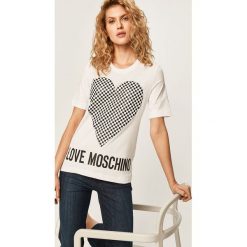 Love Moschino - T-shirt. Czerwone bluzki damskie Love Moschino, m, z nadrukiem, z bawełny, z okrągłym kołnierzem. W wyprzedaży za 379,90 zł.