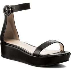 Sandały STUART WEITZMAN - Capri XL17427 Nero. Czarne klapki damskie marki Stuart Weitzman, bez wzorów, ze skóry, bez obcasa. W wyprzedaży za 1219,00 zł.