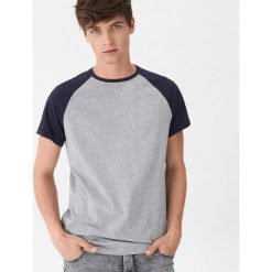 T-shirt z raglanowym rękawem - Szary. Szare t-shirty męskie House, s, bez wzorów, bez kołnierzyka. Za 35,99 zł.
