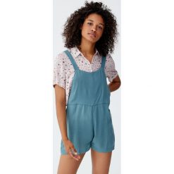 Krótki kombinezon z prostym dekoltem. Niebieskie kombinezony damskie marki Pull&Bear, z krótkim rękawem, krótkie. Za 55,90 zł.