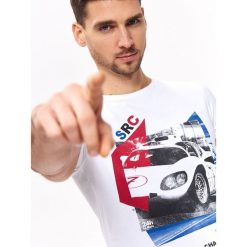 T-SHIRT Z NADRUKIEM. Białe t-shirty męskie Top Secret, na lato, xxl, z nadrukiem, z bawełny, bez kołnierzyka, krótkie. Za 39,99 zł.