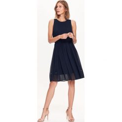 Plisowana sukienka z gumką w pasie. Sukienki damskie Top Secret, na zimę, bez wzorów, eleganckie, z okrągłym kołnierzem, bez rękawów. W wyprzedaży za 84,99 zł.
