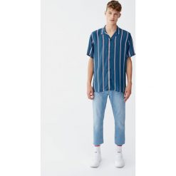Jeansy o prostym kroju z efektem zużycia. Niebieskie jeansy męskie marki Pull&Bear, m, bez wzorów. Za 109,00 zł.