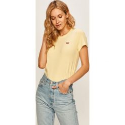 Levi's - T-shirt. Żółte bluzki damskie Levi's®, s, z aplikacjami, z bawełny, casualowe, z okrągłym kołnierzem, z krótkim rękawem. W wyprzedaży za 89,90 zł.