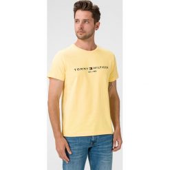 Tommy Hilfiger Koszulka Żółty. Żółte podkoszulki męskie TOMMY HILFIGER, m, z haftami, z bawełny, bez kołnierzyka, z krótkim rękawem, krótkie. Za 187,95 zł.
