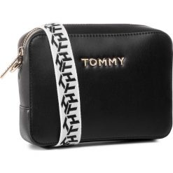 Torebka TOMMY HILFIGER - Iconic Tommy Camera Bag AW0AW07950 BLK. Czarne listonoszki damskie TOMMY HILFIGER, bez wzorów, ze skóry ekologicznej, bez dodatków. W wyprzedaży za 279,00 zł.