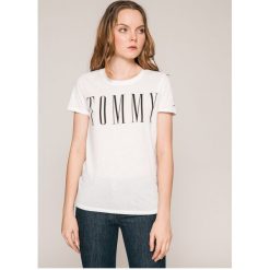 Tommy Jeans - Top. Szare topy sportowe damskie marki Tommy Jeans, s, z nadrukiem, z bawełny, z krótkim rękawem. W wyprzedaży za 99,90 zł.