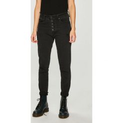 Answear - Jeansy. Czarne boyfriendy damskie ANSWEAR, z bawełny, z podwyższonym stanem. W wyprzedaży za 119,90 zł.