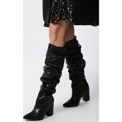 Czarne Kozaki Sheltons. Czarne kozaki damskie Born2be, na jesień, ze szpiczastym noskiem, bez obcasa, na obcasie, bez zapięcia. Za 189,99 zł.