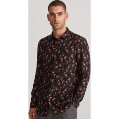 Wzorzysta koszula regular fit - Czarny. Czarne koszule męskie Reserved, s, bez wzorów, bez kołnierzyka, bez rękawów. Za 119,99 zł.
