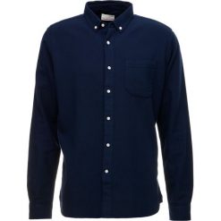 Knowledge Cotton Apparel GARMENT DYED Koszula total eclipse. Niebieskie koszule męskie marki Knowledge Cotton Apparel, m, bez wzorów, z bawełny, bez kołnierzyka, bez rękawów. Za 379,00 zł.