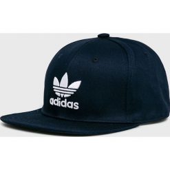 Adidas Originals - Czapka. Niebieskie czapki męskie adidas Originals, bez wzorów, z bawełny. W wyprzedaży za 59,90 zł.