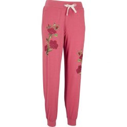 Spodnie sportowe 7/8, Level 1 bonprix dymny malinowy melanż w kwiaty. Różowe spodnie damskie bonprix, z nadrukiem, z elastanu, na fitness i siłownię. Za 79,99 zł.