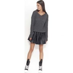 Swobodny Grafitowy Sweter z Dekoltem w Szpic. Szare swetry damskie marki Molly.pl, uniwersalny, bez wzorów, z dzianiny, bez rękawów, długie, bez kaptura. Za 99,90 zł.