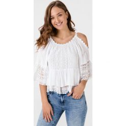 Guess Olymipia Top Biały. Białe bluzki damskie Guess, s, z aplikacjami, z bawełny, bez kołnierzyka, z krótkim rękawem. Za 395,95 zł.