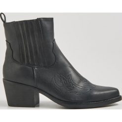 Buty kowbojki na obcasie - Czarny. Czarne kozaki damskie Sinsay, bez obcasa, na obcasie, bez zapięcia. Za 129,99 zł.