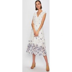 Pepe Jeans - Sukienka Candela. Białe sukienki damskie Pepe Jeans, na co dzień, s, bez wzorów, z poliesteru, casualowe, bez kołnierzyka, bez rękawów, midi, rozkloszowane. Za 359,90 zł.