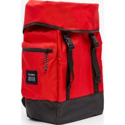 Czerwony plecak górski. Czerwone plecaki męskie marki Pull&Bear. Za 139,00 zł.