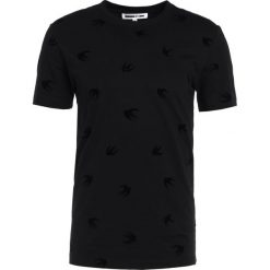 McQ Alexander McQueen Tshirt z nadrukiem darkest black. Czarne koszulki męskie marki McQ Alexander McQueen, m, z nadrukiem, z bawełny, bez kołnierzyka. W wyprzedaży za 531,30 zł.