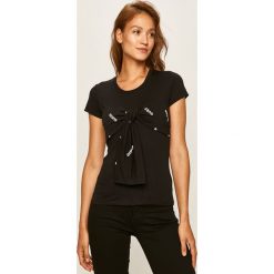 Guess Jeans - T-shirt. Czarne bluzki damskie Guess Jeans, s, z aplikacjami, z bawełny, z okrągłym kołnierzem. Za 219,90 zł.