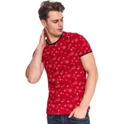 T-shirt ze świątecznym nadrukiem. Czerwone t-shirty męskie Top Secret, na zimę, m, z nadrukiem, z bawełny, wizytowe, bez kołnierzyka, krótkie. W wyprzedaży za 24,99 zł.