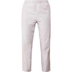 J.LINDEBERG SONNET SPORTY Spodnie skórzane pale grey. Szare spodnie damskie marki J.LINDEBERG, ze skóry. W wyprzedaży za 908,55 zł.