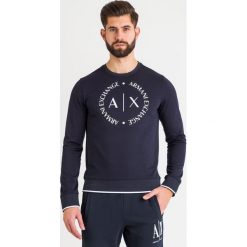 BLUZA Armani Exchange. Bluzy męskie Armani Exchange, m, bez wzorów, bez kołnierzyka, bez rękawów, bez kaptura. W wyprzedaży za 359,20 zł.