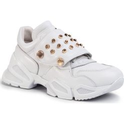 Sneakersy TOGOSHI - TG-18-04-000156 102. Białe półbuty damskie Togoshi, na co dzień, bez wzorów, ze skóry, bez obcasa, na płaskiej podeszwie, bez zapięcia. W wyprzedaży za 379,00 zł.