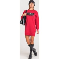 SUKIENKA ARMANI EXCHANGE. Czerwone sukienki damskie Armani Exchange, na co dzień, s, z nadrukiem, z materiału, z okrągłym kołnierzem, bez rękawów, mini, proste. Za 469,00 zł.