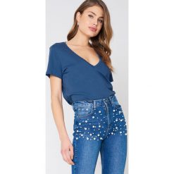 NA-KD Basic T-shirt z dekoltem V - Blue. Niebieskie t-shirty damskie NA-KD Basic, z bawełny. W wyprzedaży za 26,48 zł.