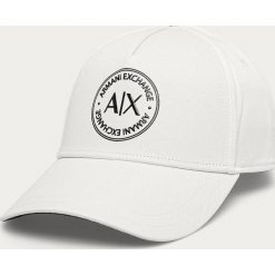 Armani Exchange - Czapka. Białe czapki męskie Armani Exchange, z nadrukiem, z bawełny. Za 219,90 zł.