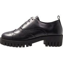 Zign Oksfordki black. Czarne półbuty damskie marki Zign, bez obcasa, na sznurówki. Za 379,00 zł.