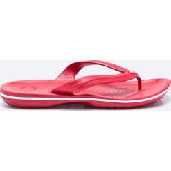 Crocs - Japonki. Czerwone kapcie męskie Crocs, z materiału. W wyprzedaży za 99,90 zł.