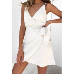 Sukienka EZRAELA ECRU. Sukienki damskie Sukienka EZRAELA ECRU, s, bez wzorów, bez kołnierzyka, z krótkim rękawem, krótkie, mini. W wyprzedaży za 39,00 zł.
