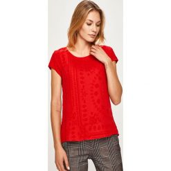 Desigual - Bluzka. Czerwone bluzki damskie Desigual, na co dzień, s, bez wzorów, z poliesteru, z okrągłym kołnierzem, z krótkim rękawem. W wyprzedaży za 129,90 zł.