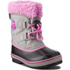 Śniegowce SOREL - Childrens Yoot Pac Nylon NC1879 Chrome Grey/Orchid 061. Szare śniegowce dziewczęce marki Sorel, bez zapięcia. W wyprzedaży za 229,00 zł.