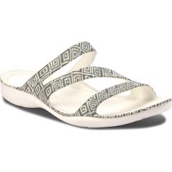 Klapki CROCS - Swiftwater Graphic Sandal W 204461 Grey Diamond/White. Szare klapki damskie Crocs, bez wzorów, z tworzywa sztucznego, bez obcasa. W wyprzedaży za 149,00 zł.
