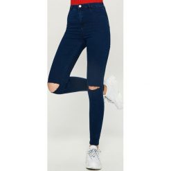 Jeansy skinny z wysokim stanem - Granatowy. Niebieskie spodnie z wysokim stanem Sinsay, z jeansu. Za 49,99 zł.