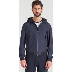 Granatowa przeciwdeszczowa kurtka Emporio Armani. Niebieskie płaszcze męskie Emporio Armani, na lato, m, bez wzorów, z gumy. Za 1079,50 zł.