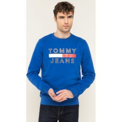 Bluza Tommy Jeans Essential Graphic DM0DM07413. Niebieskie bluzy męskie Tommy Jeans, xxl, bez wzorów, z jeansu, bez kołnierzyka, bez rękawów, bez kaptura. W wyprzedaży za 219,00 zł.