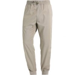 Chinosy męskie: Carhartt WIP MADISON TRABUCO Spodnie materiałowe mojave rinsed