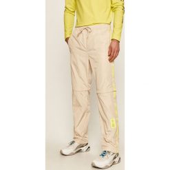 Tommy Hilfiger - Spodnie X Lewis Hamilton. Białe spodnie męskie TOMMY HILFIGER, m, z nadrukiem, z poliesteru. W wyprzedaży za 289,90 zł.