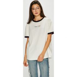 Wrangler - Top. Białe topy damskie marki Wrangler, s, z nadrukiem, z bawełny, z okrągłym kołnierzem. Za 119,90 zł.