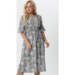 Jasnoniebieska Sukienka Kleoriko. Niebieskie sukienki damskie Born2be, xl, bez wzorów, bez kołnierzyka, bez rękawów, midi. W wyprzedaży za 59,99 zł.