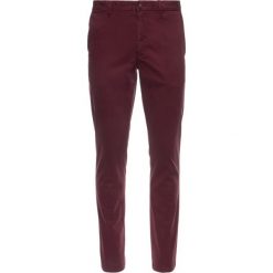 Spodnie materiałowe TOMMY HILFIGER Garment MW0MW10887. Czerwone jeansy męskie TOMMY HILFIGER, m, bez wzorów. W wyprzedaży za 229,00 zł.