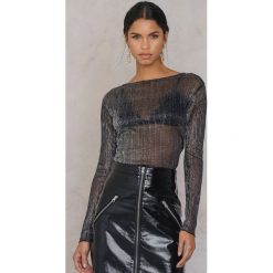NA-KD Party Metaliczny top - Black,Silver. Szare topy damskie NA-KD Party, w paski, z okrągłym kołnierzem. W wyprzedaży za 36,58 zł.