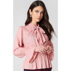 Bluzki damskie: NA-KD Boho Bluzka z wiązaniem na szyi – Pink