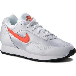 Buty NIKE - Outburst AO1069 106 White/Team Orange/Black. Białe półbuty damskie Nike, na co dzień, bez wzorów, ze skóry ekologicznej, bez obcasa, na płaskiej podeszwie, bez zapięcia. W wyprzedaży za 319,00 zł.