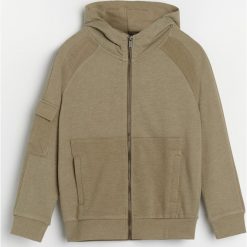 Bluza dresowa z kapturem -. Bluzy męskie Reserved, bez wzorów, z dresówki, z kapturem, bez rękawów, z kapturem. Za 79,99 zł.