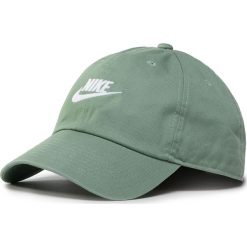 Czapka z daszkiem NIKE - 913011 352 Zielony. Zielone czapki damskie Nike, bez wzorów, z bawełny. Za 89,00 zł.